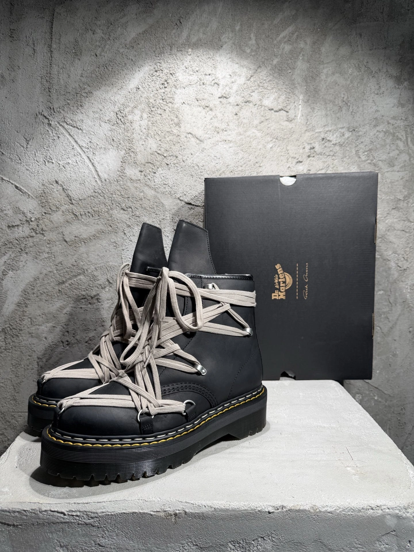 OOBB-- Ow59s DM02E68128001-09  DW02E68128001-09 Ow59s x Dr.Martin Calfskin cowhide item:F-X409B0220B